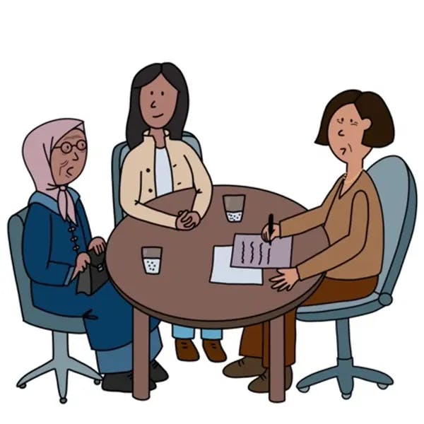 Drei Menschen verschiedener ethnischer Herkunft, die an einem Tisch sitzen und sich beraten.